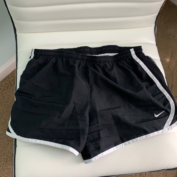 girls large Nike Dri-Fit shorts - Picture 1 of 5